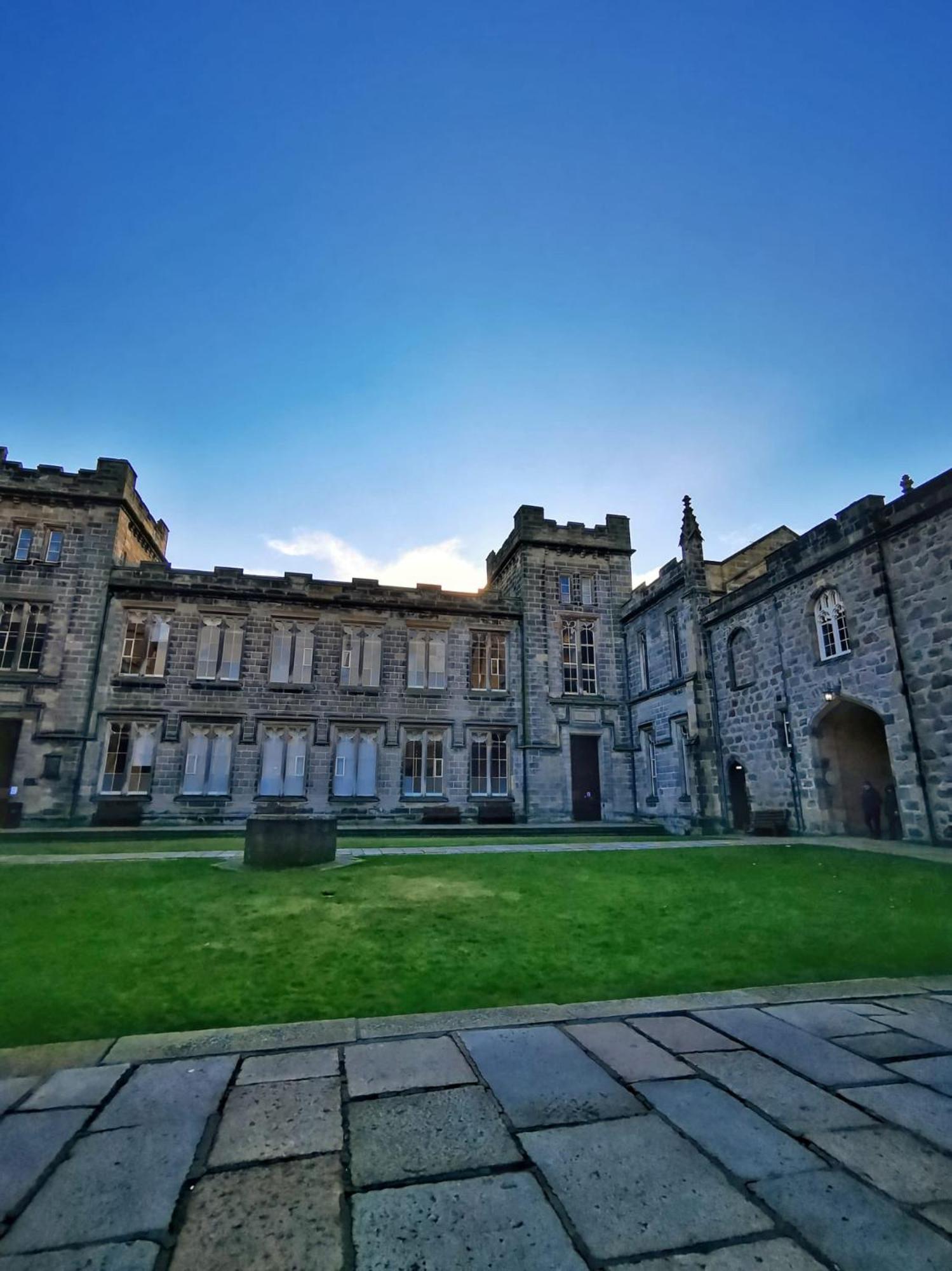 Modern & Cosy Apartment In The Heart Of The Historic Old Town Of Aberdeen, Free Wifi, Free Parking Exterior foto